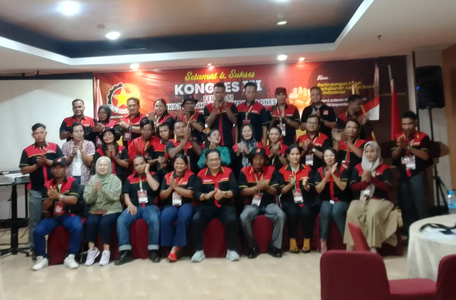 BERSAMA: Ketua Umum Terpilih Herwin Nasution bersama Peserta Kongres III F Serbundo, di Hotel Grand Antares Medan. (Dok: istimewa)