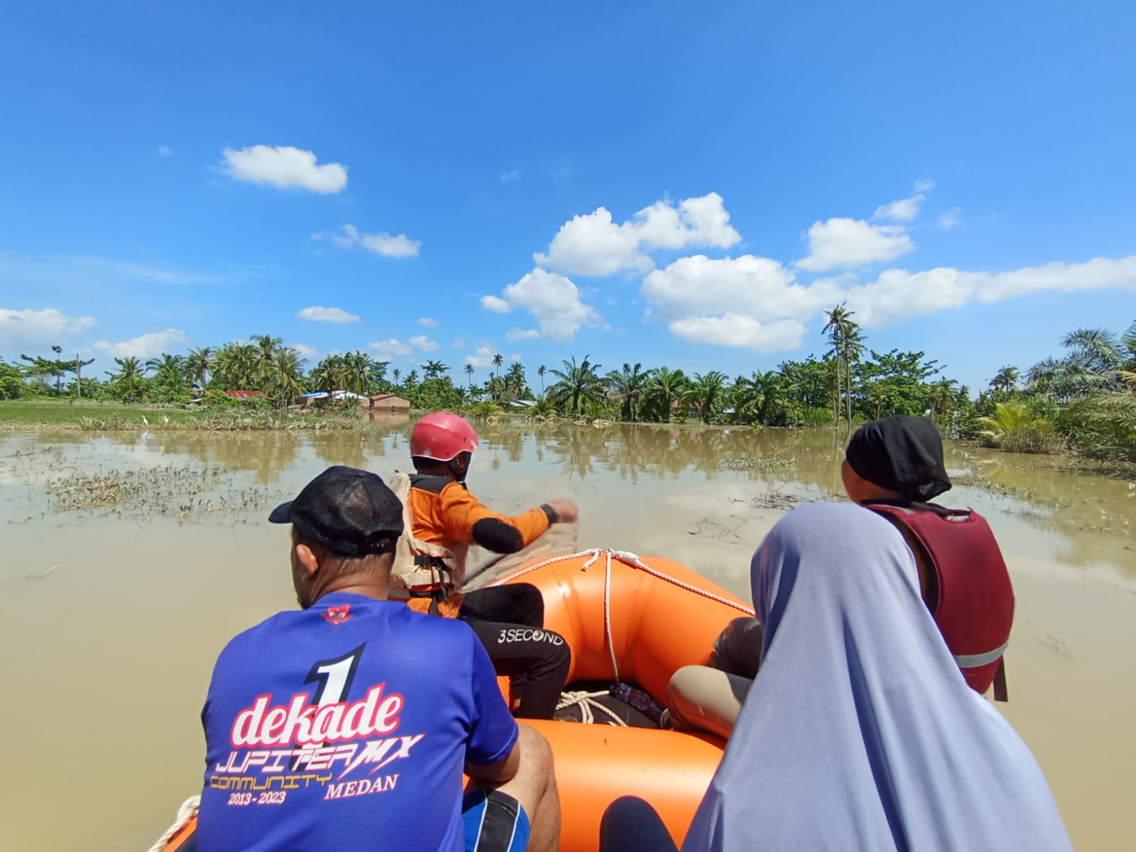 EVAKUASI: BPBD Kota Medan masih melakukan evakuasi terhadap warga terdampak banjir di Kelurahan Terjun, Kecamatan Medan Marelan, Sabtu (29/11/2025). (Dok: BPBD Kota Medan)