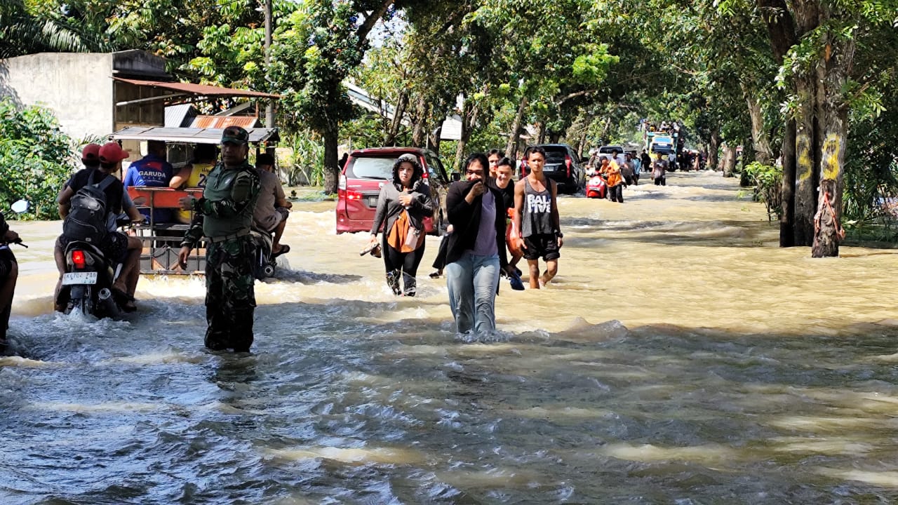 JALINSUM: Banjir di Jalinsum Medan-Aceh, tepatnya di Desa Cempa, Kecamatan Hinai, Langkat. (Dok: istimewa)