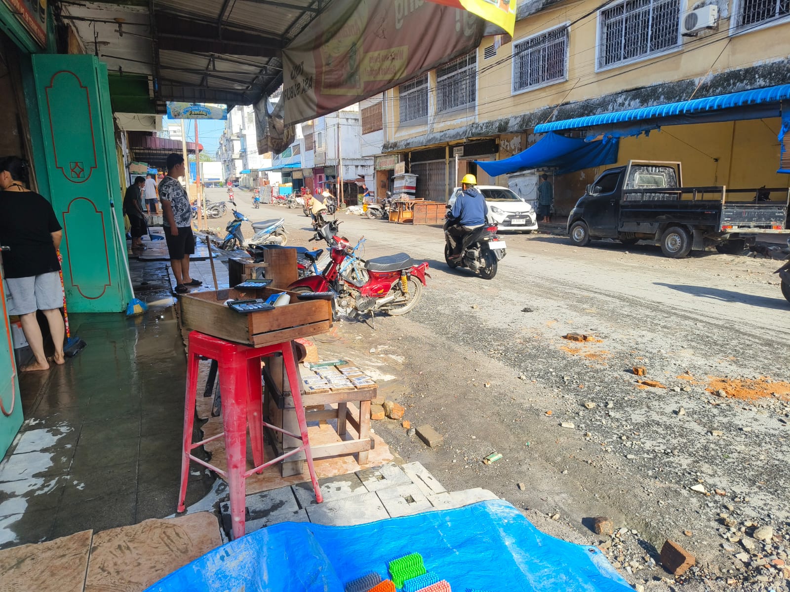 KEMALINGAN: Pelaku UMKM di Jalan Iskandar Tebingtinggi kehilanggan perlengkapan jualan saat banjir kemarin. (Dok: Azan Purba)