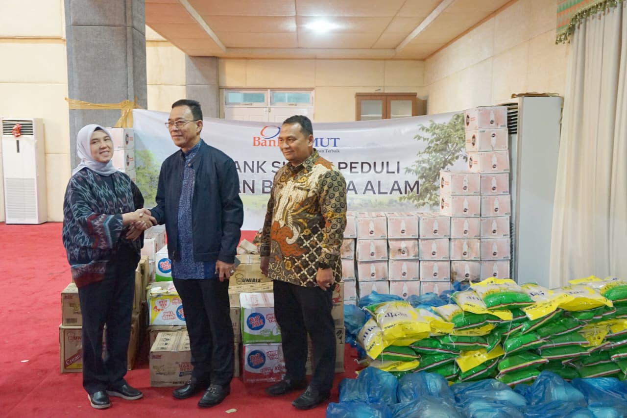 SERAH TERIMA: Bupati Tapanuli Selatan Gus Irawan Pasaribu beserta Direktur Keuangan dan TI Bank Sumut Arieta Aryanti, serah terima bantuan Bank Sumut Peduli di Aula Kantor Bupati Tapanuli Selatan.