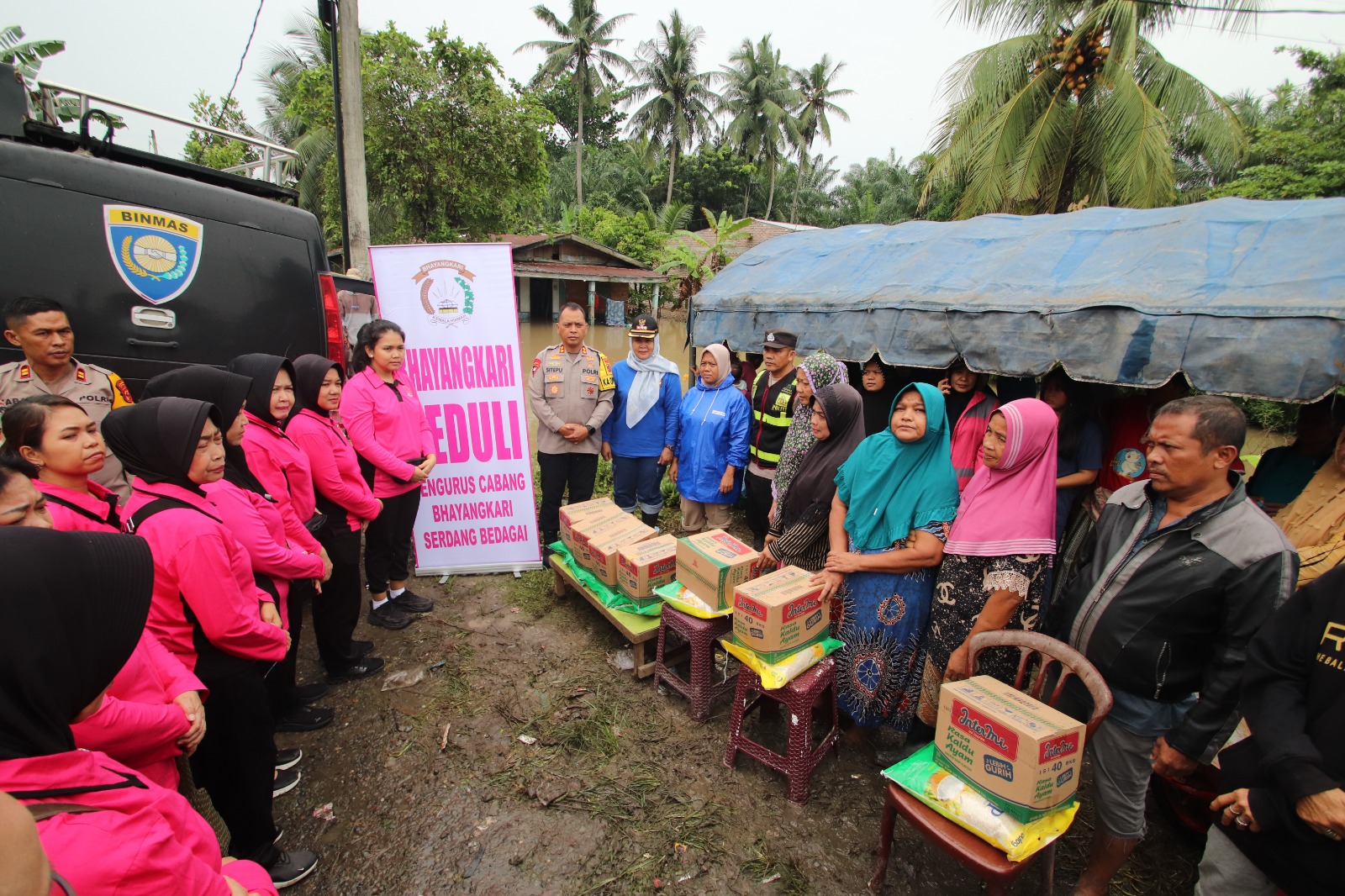 Polres Sergai memberikan sembako kepada warga terdampak banjir (ISTIMEWA/SUMUT POS)