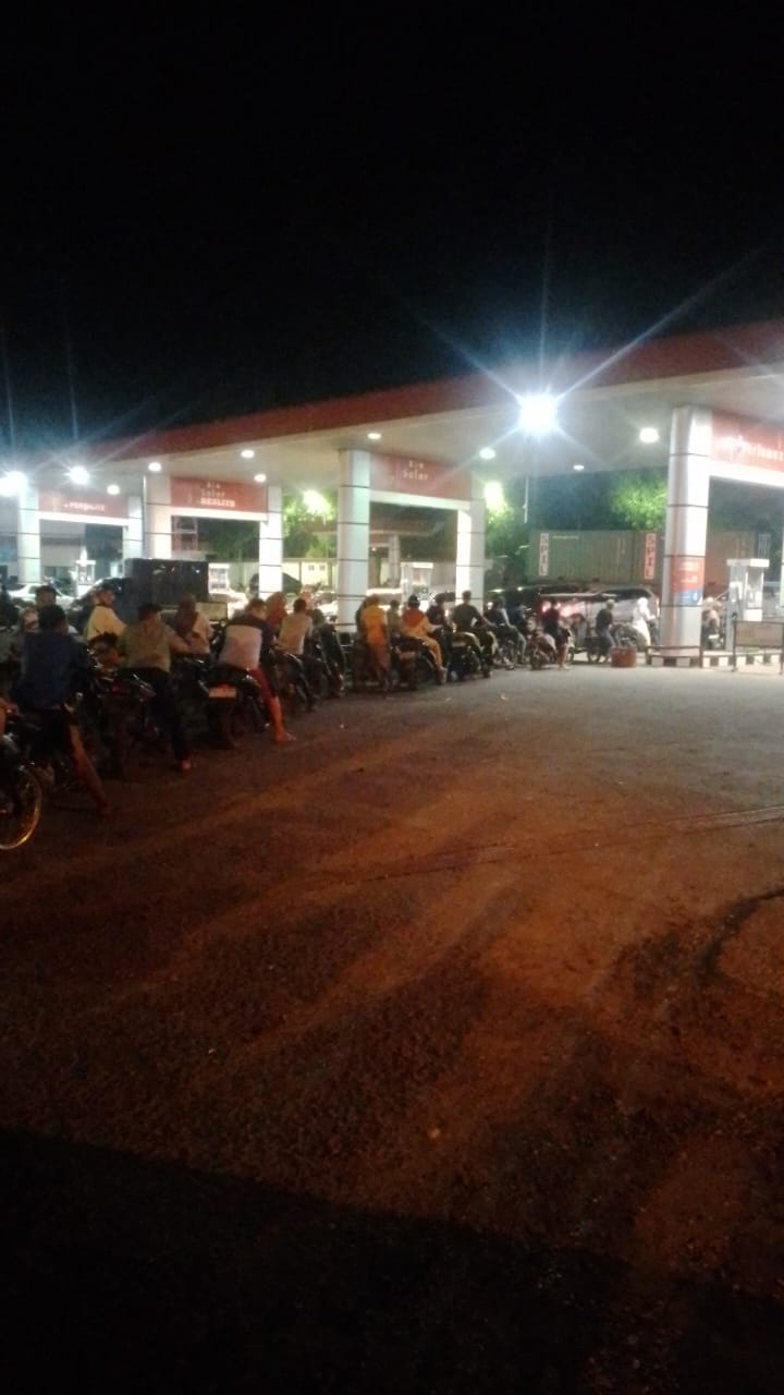 Ratusan kendaraan roda dua antre sampai 500 meter lebih  untuk mendapatkan BBM di SPBU Jl HM. Yamin, Kota Tebingtinggi, Minggu(30/11/2025). (Azan Purba/ Sumut Pos)