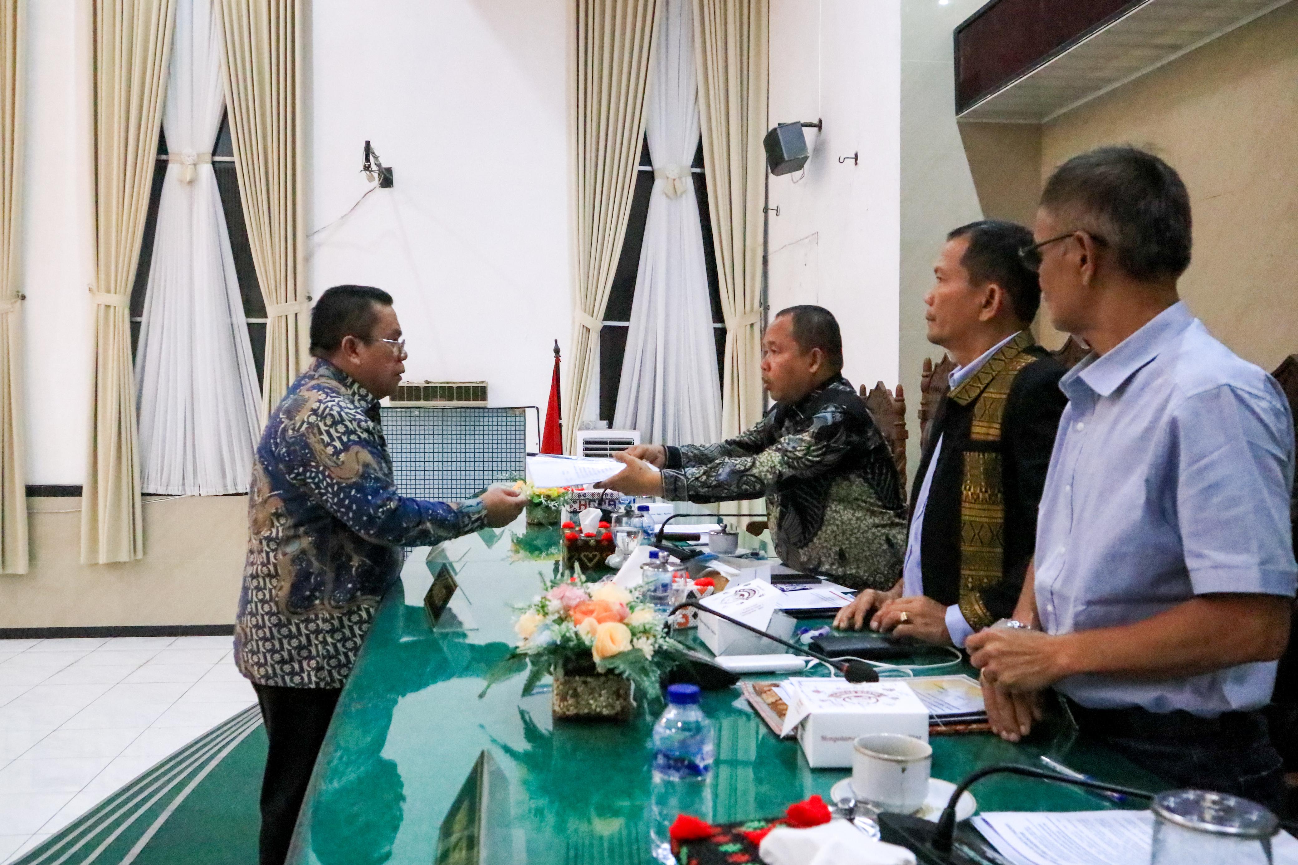Wali Kota Pematangsiantar Wesly Silalahi menyerahkan laporan APBD TA 2026 kepada Pimpinan DPRD Kota Pematangsiantar. (PRA EVASI/SUMUT POS)