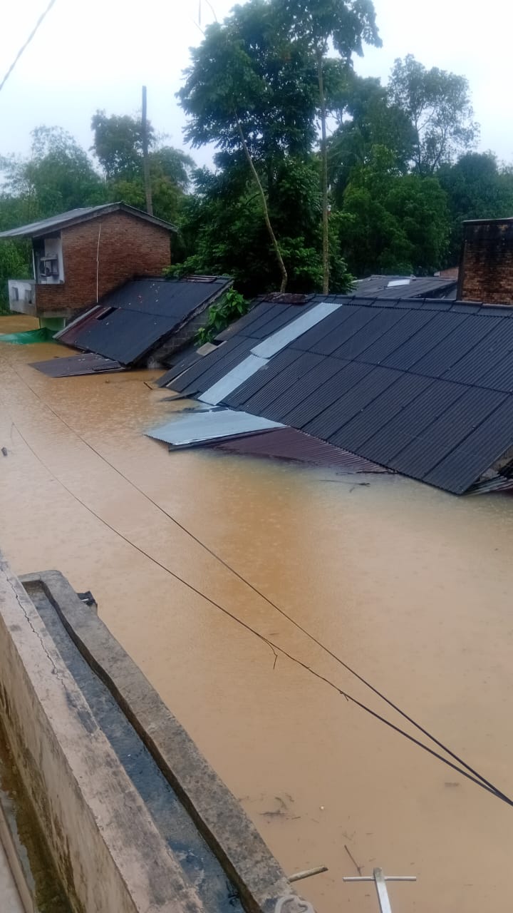 sejumlah rumah warga tergenang air banjir hampir mengenai atap. (BATARA/sUMUT pOS)