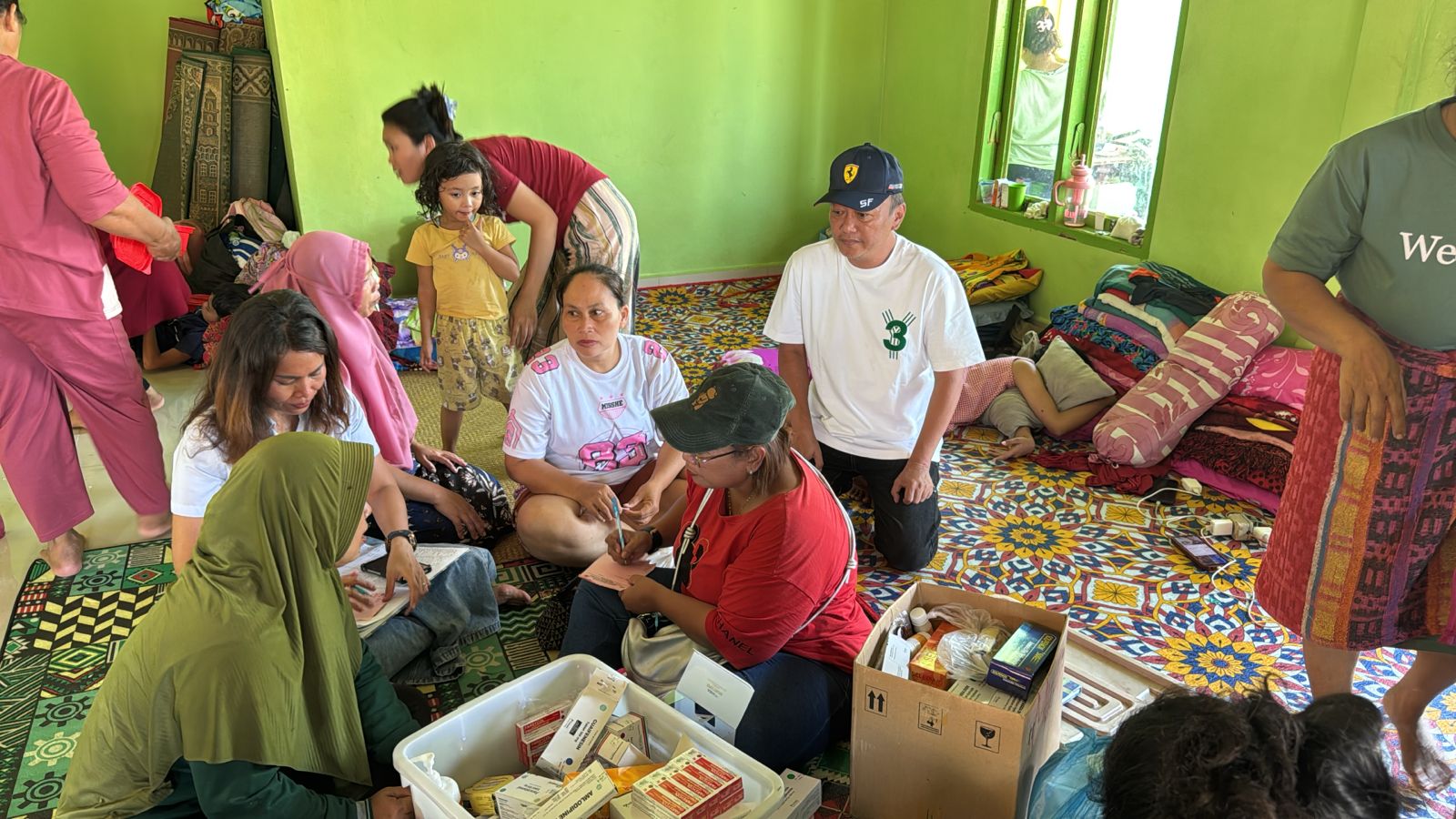 Kadinkes Sergai dr. Yohnly B Dachban bersama jajaran  saat cek kesehatan warga terdampak banjir. ( Fadly/ Sumut Pos)