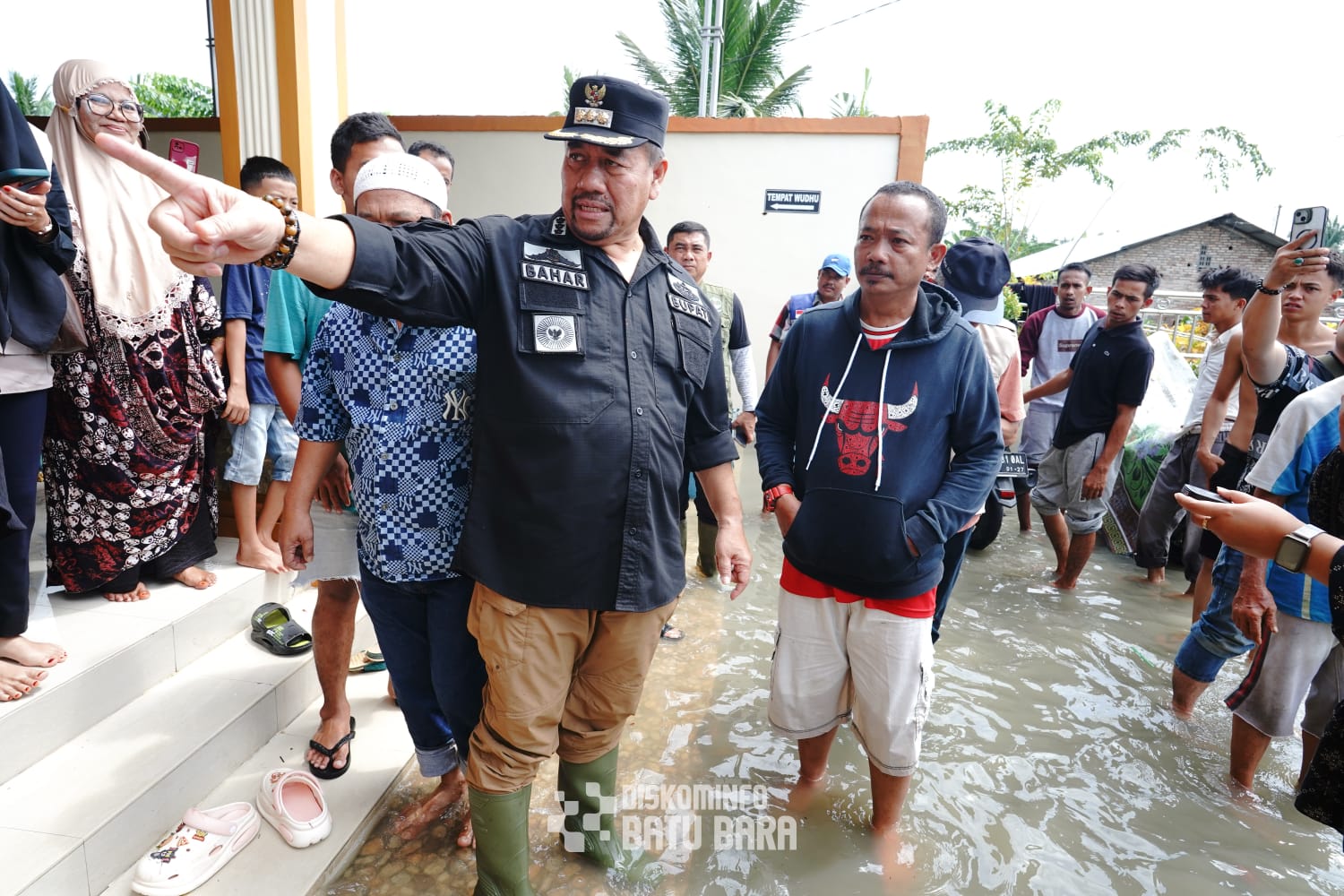 Bupati Batubara H. Baharuddin Siagian S.H., M.Si saat meninjau daerah terdampak banjir di  Desa Padang Genting, Kecamatan Talawi dan  Desa Nenas Siam Kecamatan Medang Deras, Sabtu (29/11/2025).