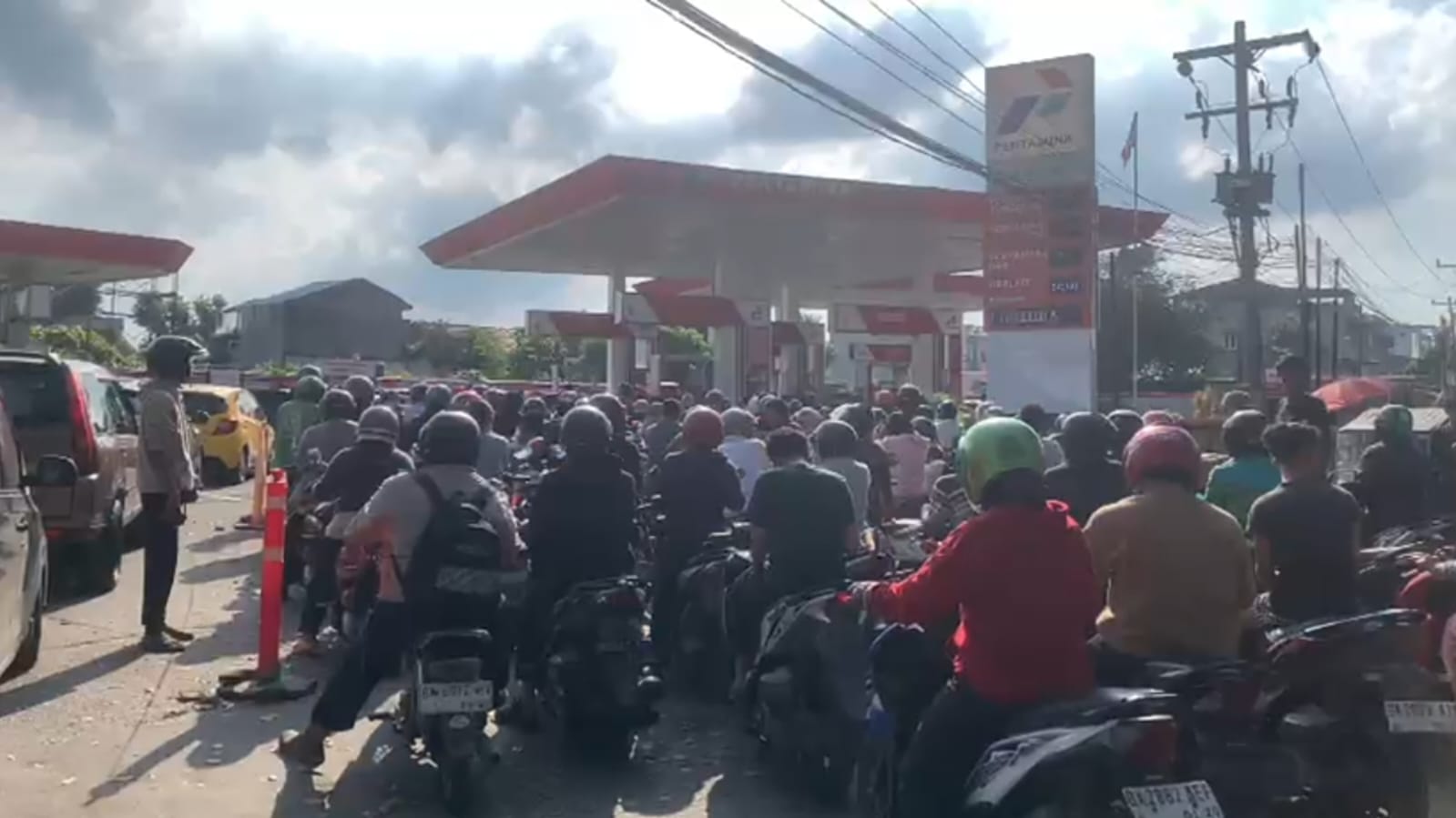 Salah satu SPBU di Medan, terjadi antrean panjang warga yang akan mengisi BBM, Sabtu (29/11). (AGUSMAN/SUMUT POS)