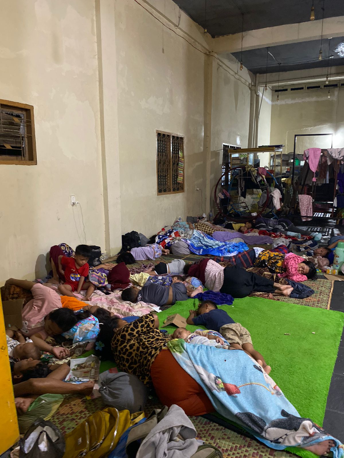 Salah satu lokasi pengungsian di Kelurahan Tangkahan, Medan Labuhan yang tidak memiliki dapur umum. (ISTIMEWA/SUMUT POS)