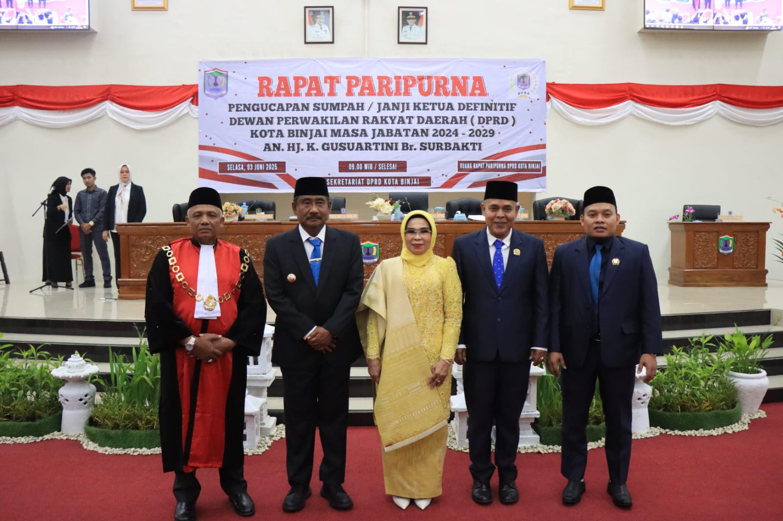 Pimpinan DPRD Binjai (dari kanan sampai tengah): Ketua Gusuartini br Surbakti (tengah), Wakil Ketua I Sawitma Nasution (dua dari kanan) dan Wakil Ketua II Hairil Anwar.