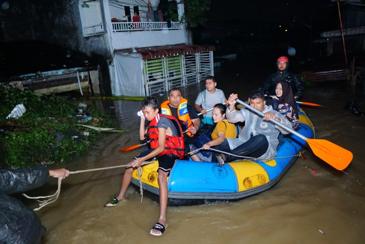EVAKUASI: Atlet dan pengurus FAJI Kota Medan ikut melakukan evakuasi warga saat banjir melanda Kota Medan, Kamis (27/11/2025). (Dok Pribadi)