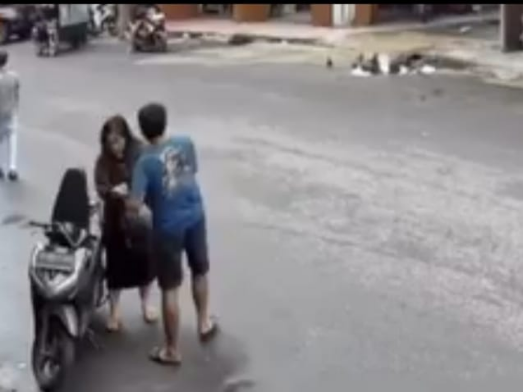Oknum jukir saat menerima uang dari pengendara dan diduga menggelapkannya. (Istimewa/Sumut Pos)