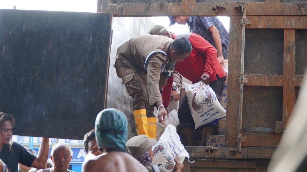 Bantuan yang dikemas dalam truk fuso untuk masyarakat korban banjir Kecamatan Tanjungpura, Langkat. (Diskominfo Langkat/Sumut Pos)