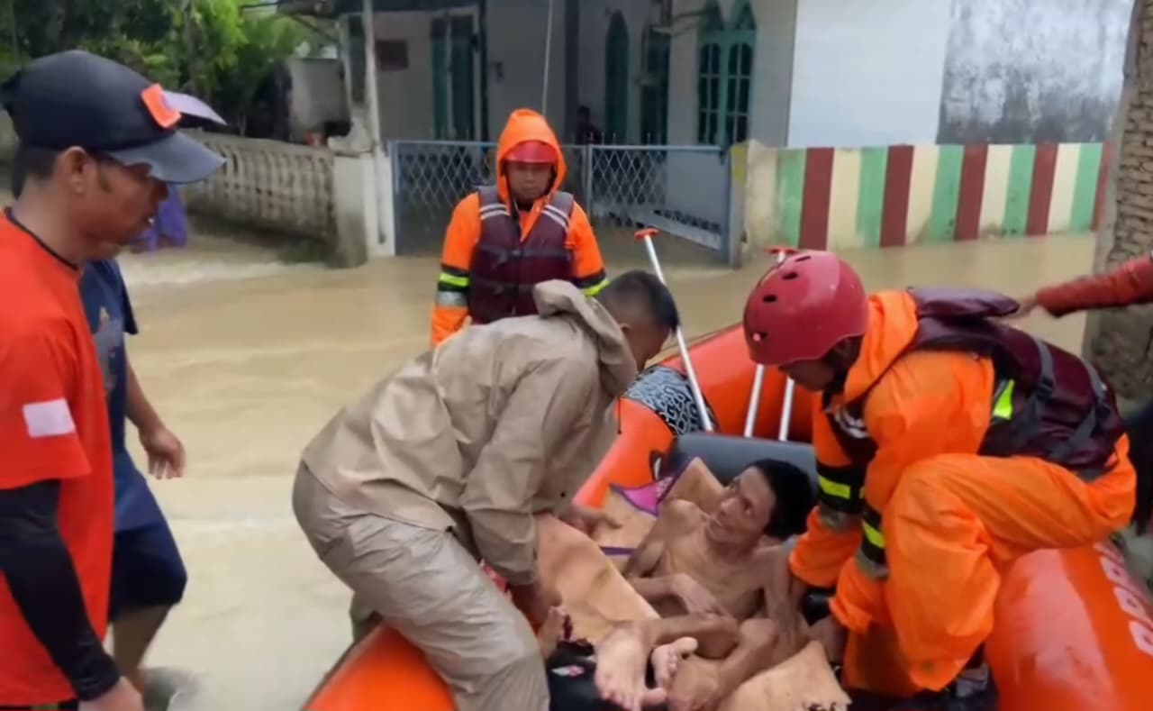 BPBD Kota Medan melakukan evakuasi terhadap salah seorang warga yang sedang sakit di Kecamatan Medan Marelan. (ISTIMEWA/SUMUT POS)