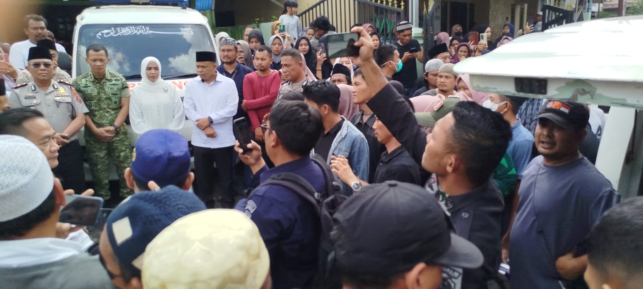 Suasana duka menghiasi penyambutan enam jenazah warga Rantauprapat yang meninggal lorban musibah tanah longsor di Desa Sibalanga, Adiankoting, Taput (Fajar/Sumut Pos)