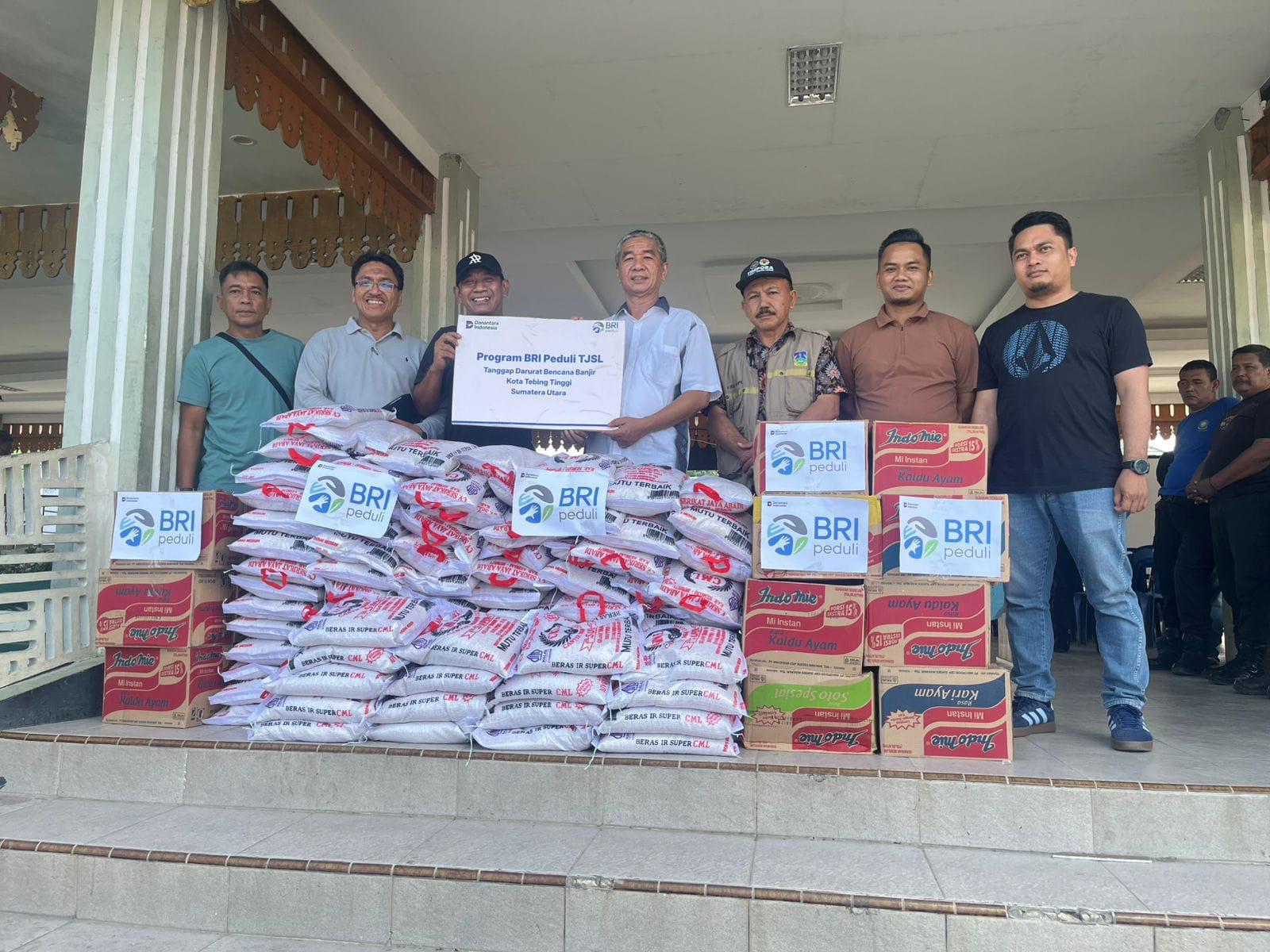 Sekda Erwin Suheri Damanik menerima bantuan sembako dari BRI Peduli dalam program TJSL Tanggap Darurat Bencana Banjir Kota Tebingtinggi. (AZAN PURBA/SUMUT POS)