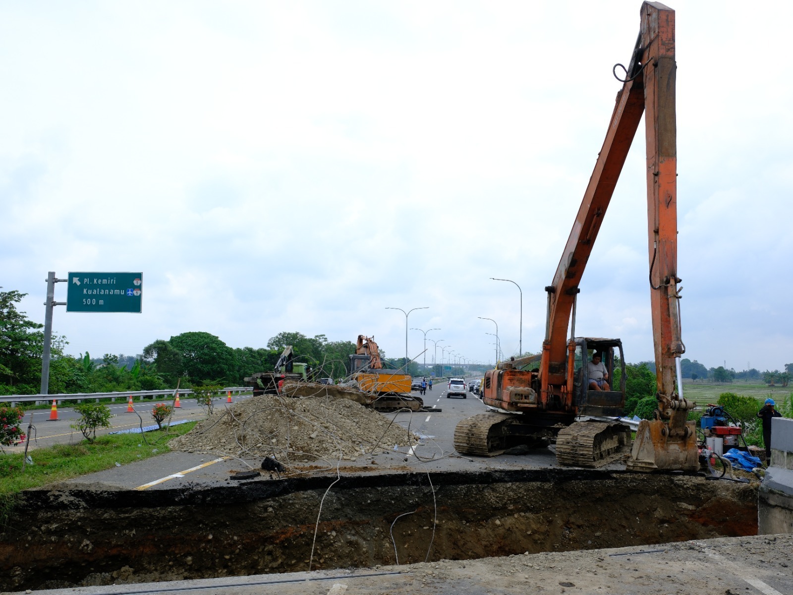 PT Jasamarga Kualanamu Tol (JKT) melanjutkan penanganan lanjutan di Km 41+600 arah Medan, Jumat (30/11/2025). (Dok Jasa Marga)