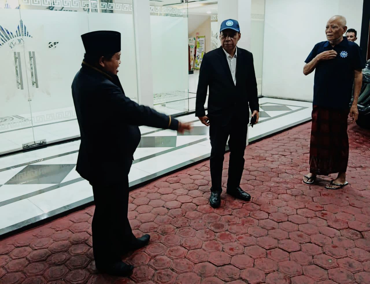 POSKO BANJIR: Prof Dr Agussani MAP (tengah) saat berada di posko banjir. (Istimewa/Sumut Pos)