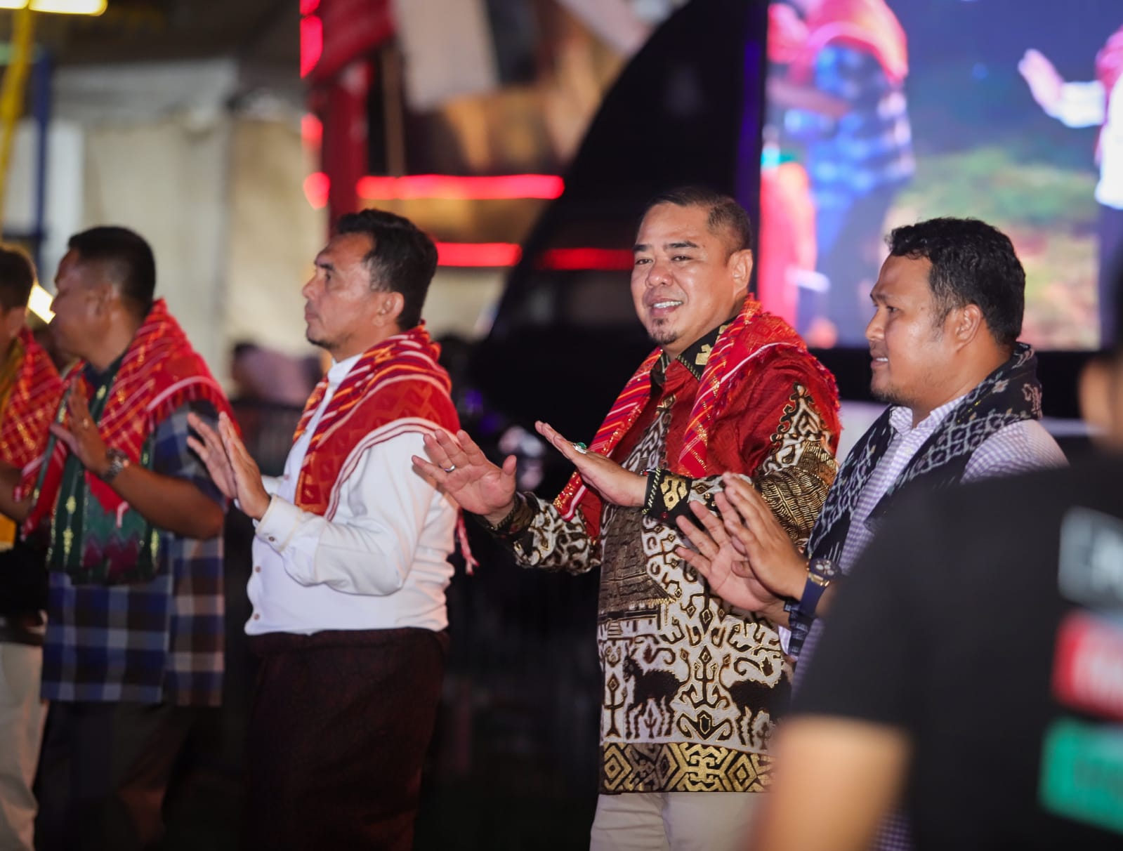 Wabup Batubara Syafrizal, S.E., M.AP.,saat hadiri pagelaran Pekan Seni Budaya Daerah Etnik Karo di PSBD Indrapura, Kecamatan Air Putih, Sabtu malam (29/11/2025). (Komimfo Batubara/ Sumut Pos)