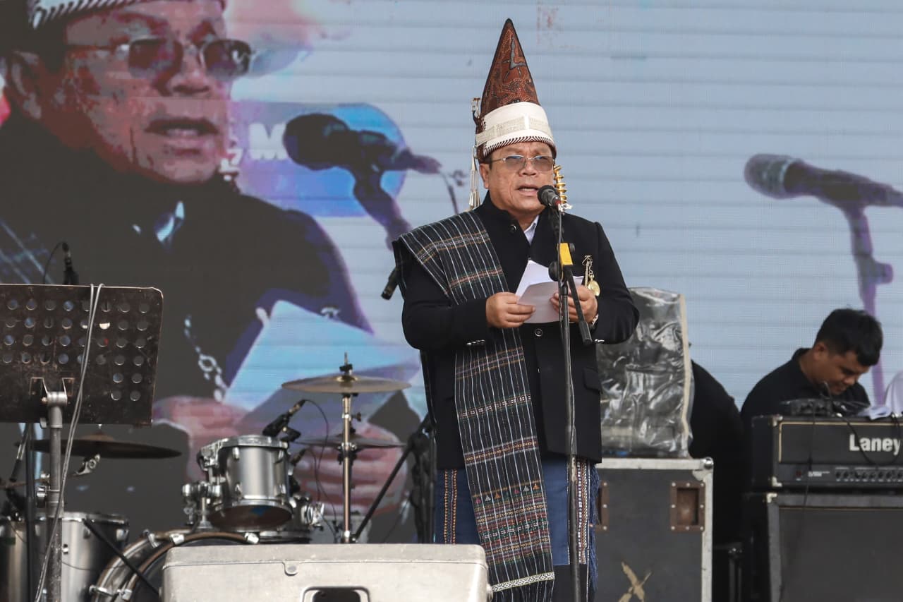 Wali Kota Siantar Wesly Silalahi menyampaikan sambutan di acara Harungguan Bolon, Patampei Sihilap, dan Marsombuh Sihol Tuppuan Damanik Boru Panogolan. (Pra Evasi/Sumut Pos)