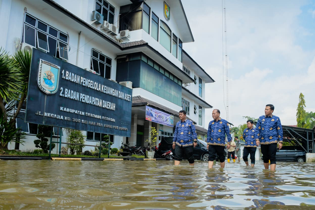 Wabup Sergai Adlin Tambunan bersama Sekdakab Sergai Suwanto Nasution saat meninjau kondisi banjir di lingkungan OPD pelayanan masyarakat. (FADLY/SUMUT POS)