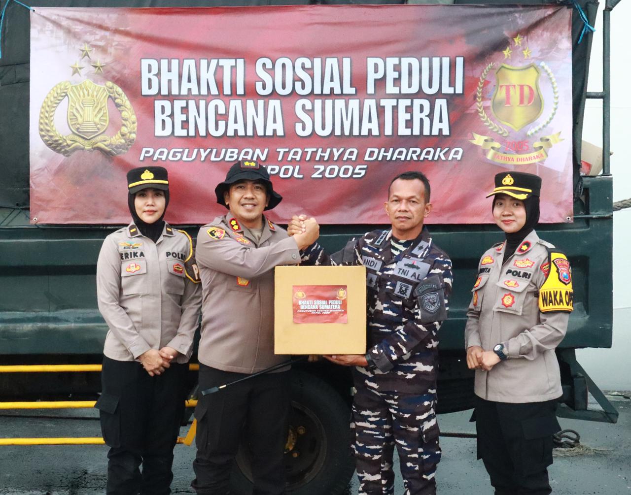 BANTUAN: Paguyuban Alumni Akpol 2005 Tathya Dharaka menyerahkan bantuan untuk masyarakat yang terdampak banjir di Sumut, Sumbar dan Aceh. (Dok: istimewa)