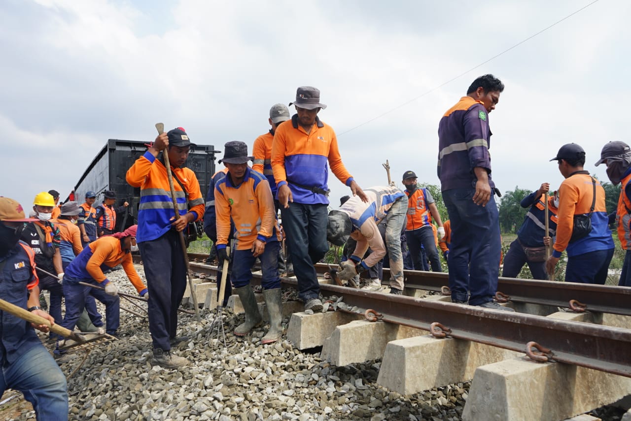 JALUR: Petugas PT Kereta Api Indonesia (Persero) Divisi Regional I Sumatera Utara melakukan perbaikan jalur kereta api lintas Medan&ndash; Binjai yang sebelumnya terdampak banjir. (Dok: KAI)
