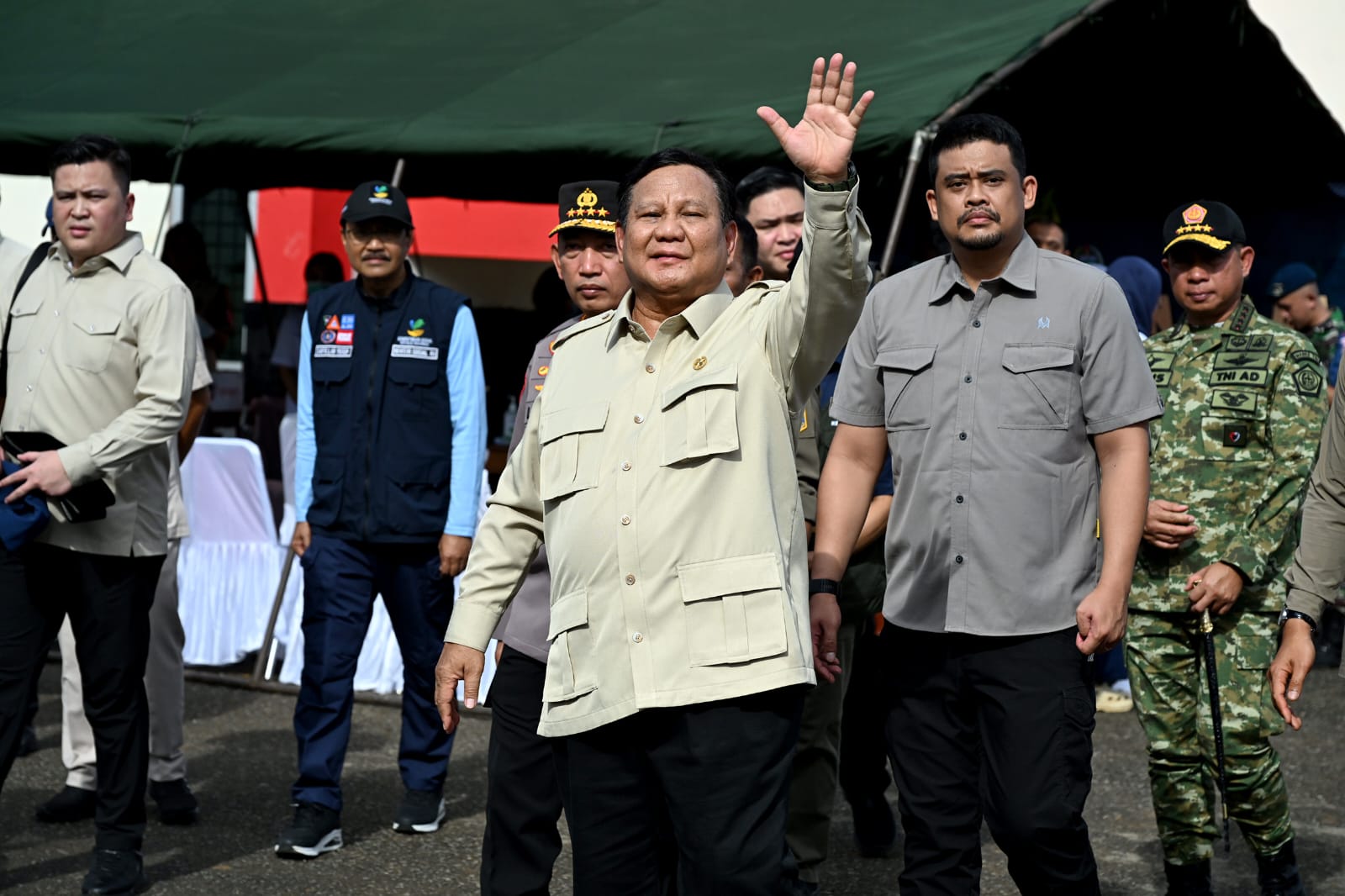 TINJAU: Presiden Prabowo didampingi Gubsu Bobby Afif Nasution, Bupati Tapteng Masinton Pasaribu, meninjau pengungsi banjir di Tapteng, Senin (1/12/2025). (Dok: Kominfo Sumut)
