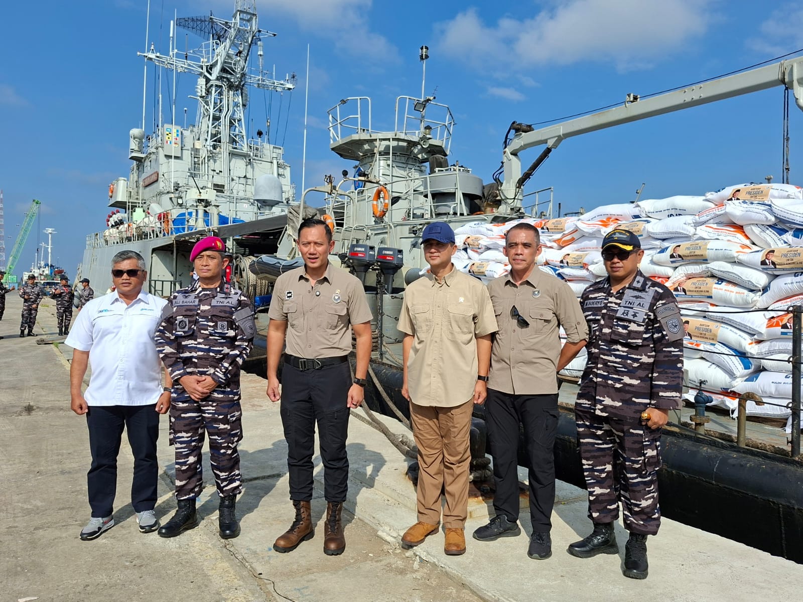 BELAWAN: Menteri Koordinator Bidang Infrastruktur dan Pembangunan Kewilayahan, Agus Harimurti Yudhoyono melepas pengiriman bantuan logistik untuk korban bencana di Aceh, Sumut dan Sumbar. (Dok: ist)
