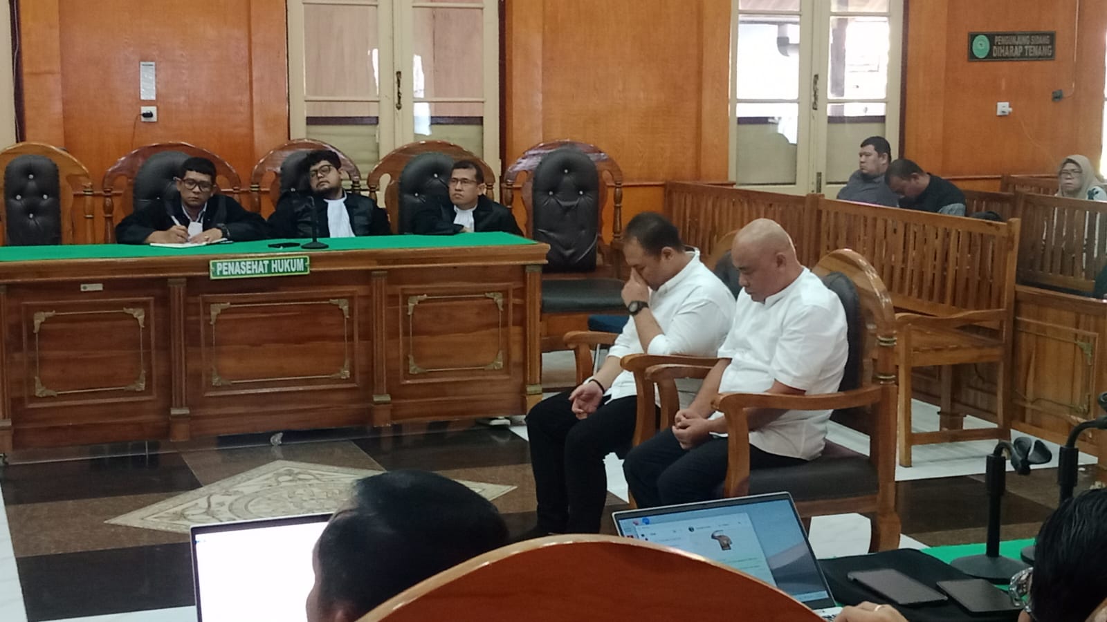 SIDANG: Muhammad Akhirun Piliang alias Kirun dan Muhammad Rayhan Dulasmi, menjalani sidang putusan di Pengadilan Tipikor Medan, Senin (1/12) sore.  (Dok: istimewa)