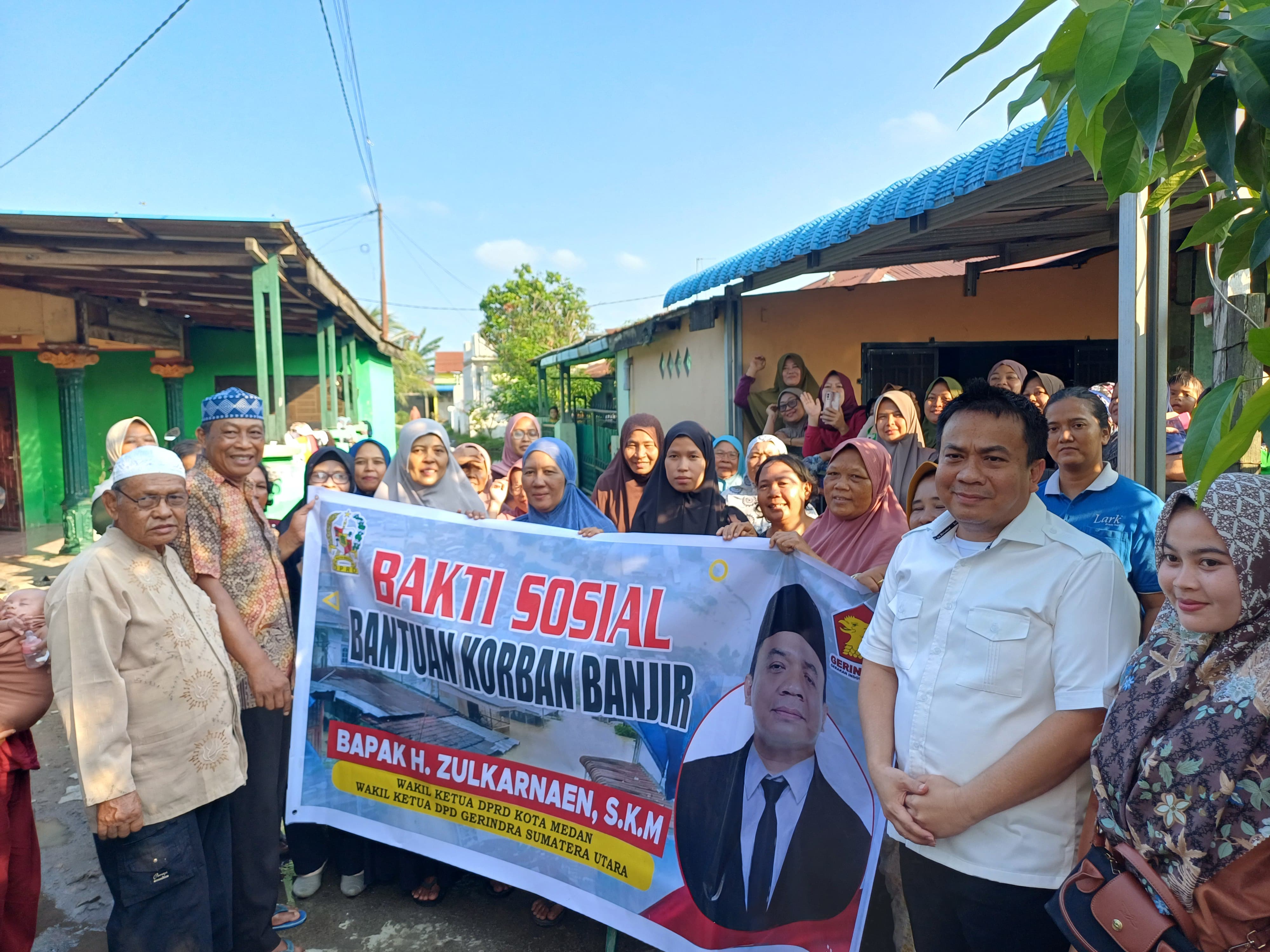 PANGAN: Wakil Ketua DPRD Kota Medan, H. Zulkarnaen S.K.M memberikan bantuan bahan pangan kepada masyarakat terdampak banjir di Kota Medan, Senin (1/12/2025).  (Dok: Markus Pasaribu/Sumut Pos)