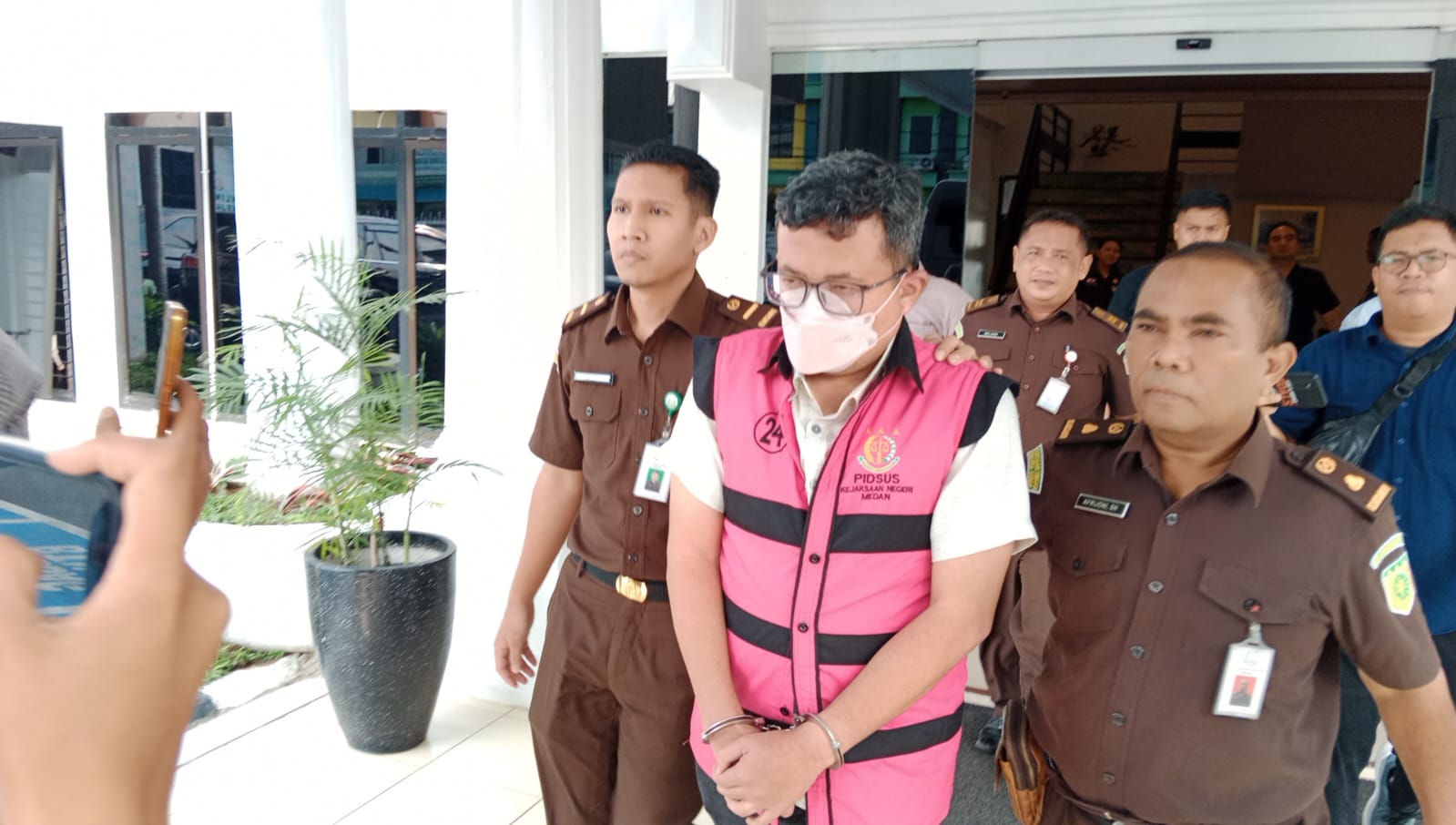 KORUPSI: Kabid Diskop UKM Medan, Ahmad Syarif ditahan usai ditetapkan tersangka terkait dugaan korupsi MFF 2024 oleh kejaksaan, Senin (1/12) sore. (Dok: istimewa)
