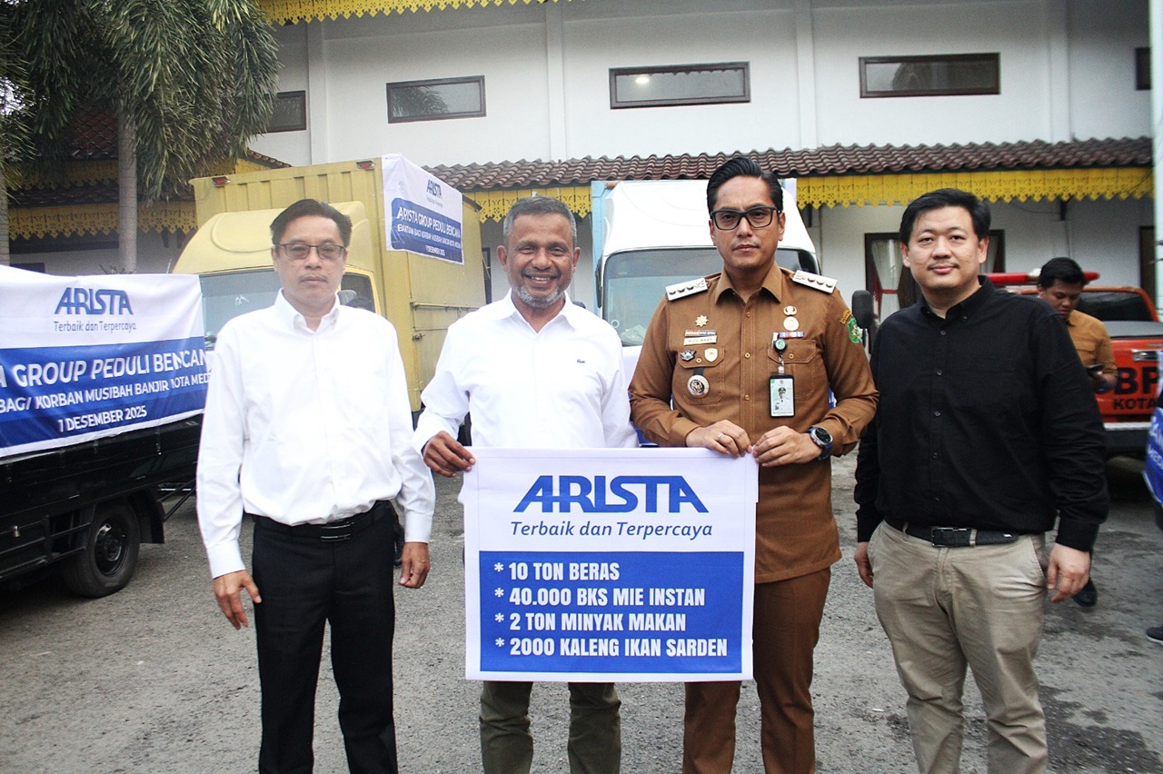 Direktur Operasinal Ali Hanafiah disaksikan Iskandar ST, dan Suandy Wijaya menyerahkan bantuan Arista Grup kepada Walikota Medan&nbsp;Rico&nbsp;Waas.