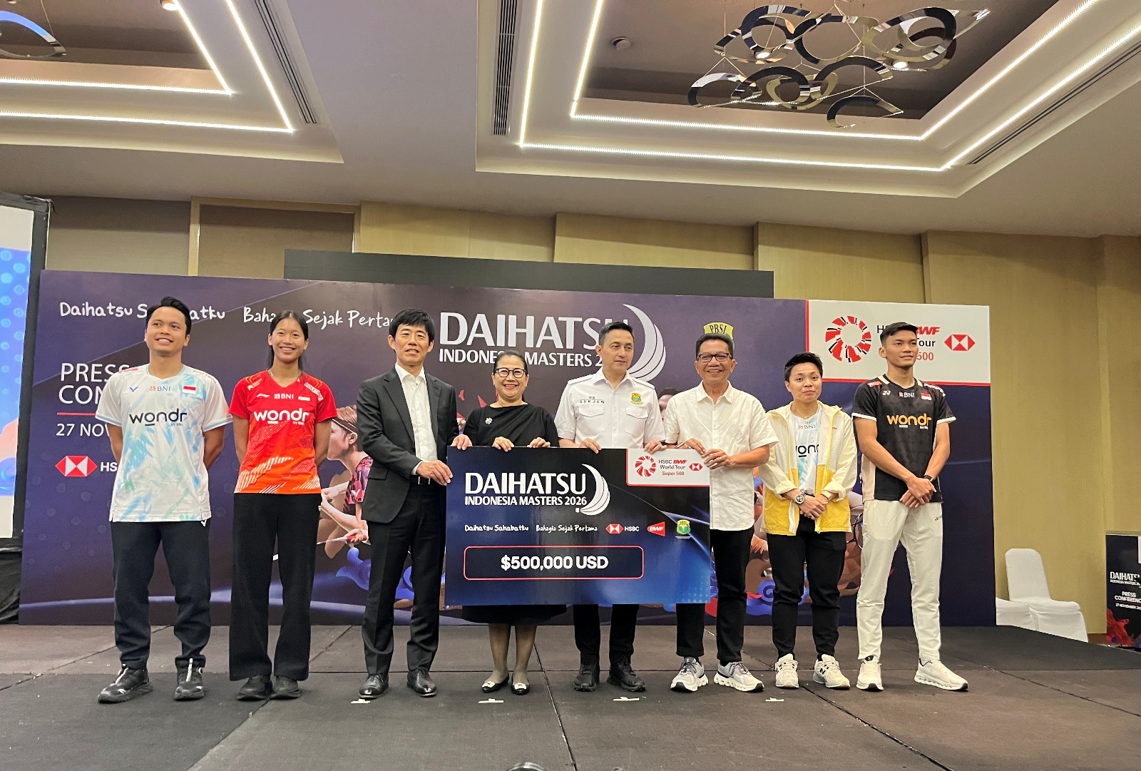 FOTO BERSAMA:  Manajemen Daihatsu foto bersama PBSI, dan para atlet bulu tangkis Indonesia dipembukaan turnamen bulu tangkis Daihatsu Indonesia Masters 2026 di Jakarta (27/12/2025).