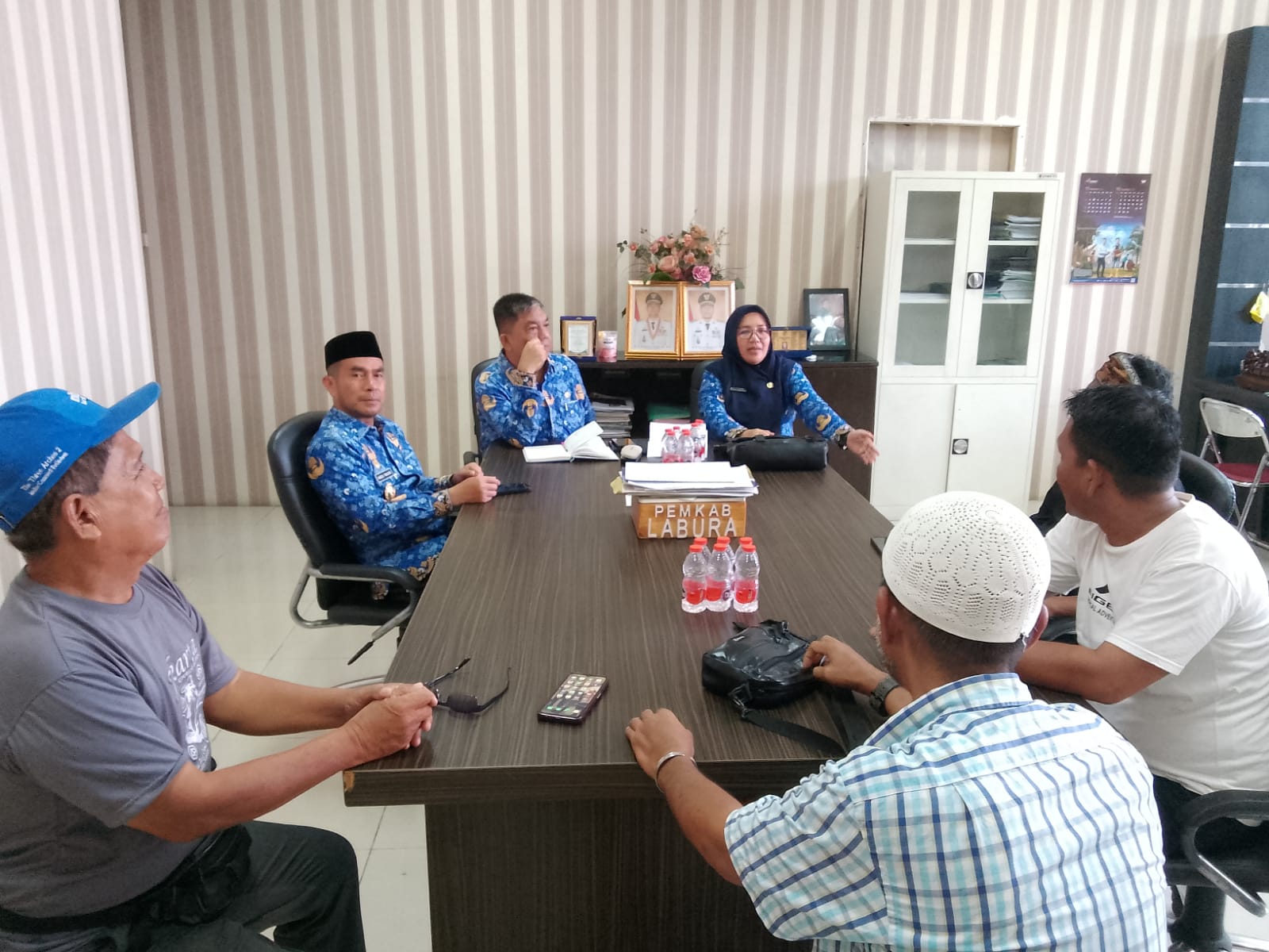 Audiensi  perwakilan masyarakat Desa Aek Korsik, Kecamatan Aek Korsik mengadukan masalah cuci parit manajemen PT Smart Tbk Perkebunan Adipati, Marbau kepada Bupati sehingga badan jalan tertutup..
