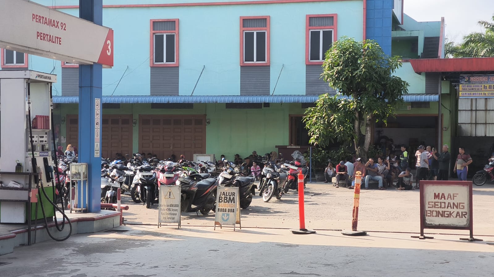 Kendaraan tanpa pengendara antre BBM di Binjai. (Teddy Akbari/Sumut Pos)