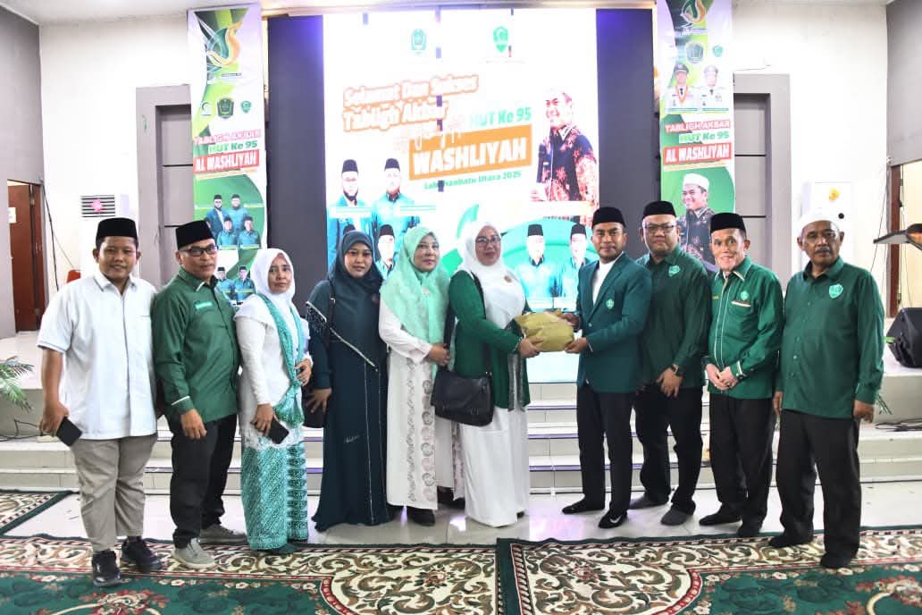 Ketua PD Al-Washliyah Labura, H Samsul Tanjung, menyerahkan uang dari donasi yang terkumpul pada taushiyah akbar HUT ke-95 Al-Washliyah di Labura. (Asri Tarigan/Sumut Pos)