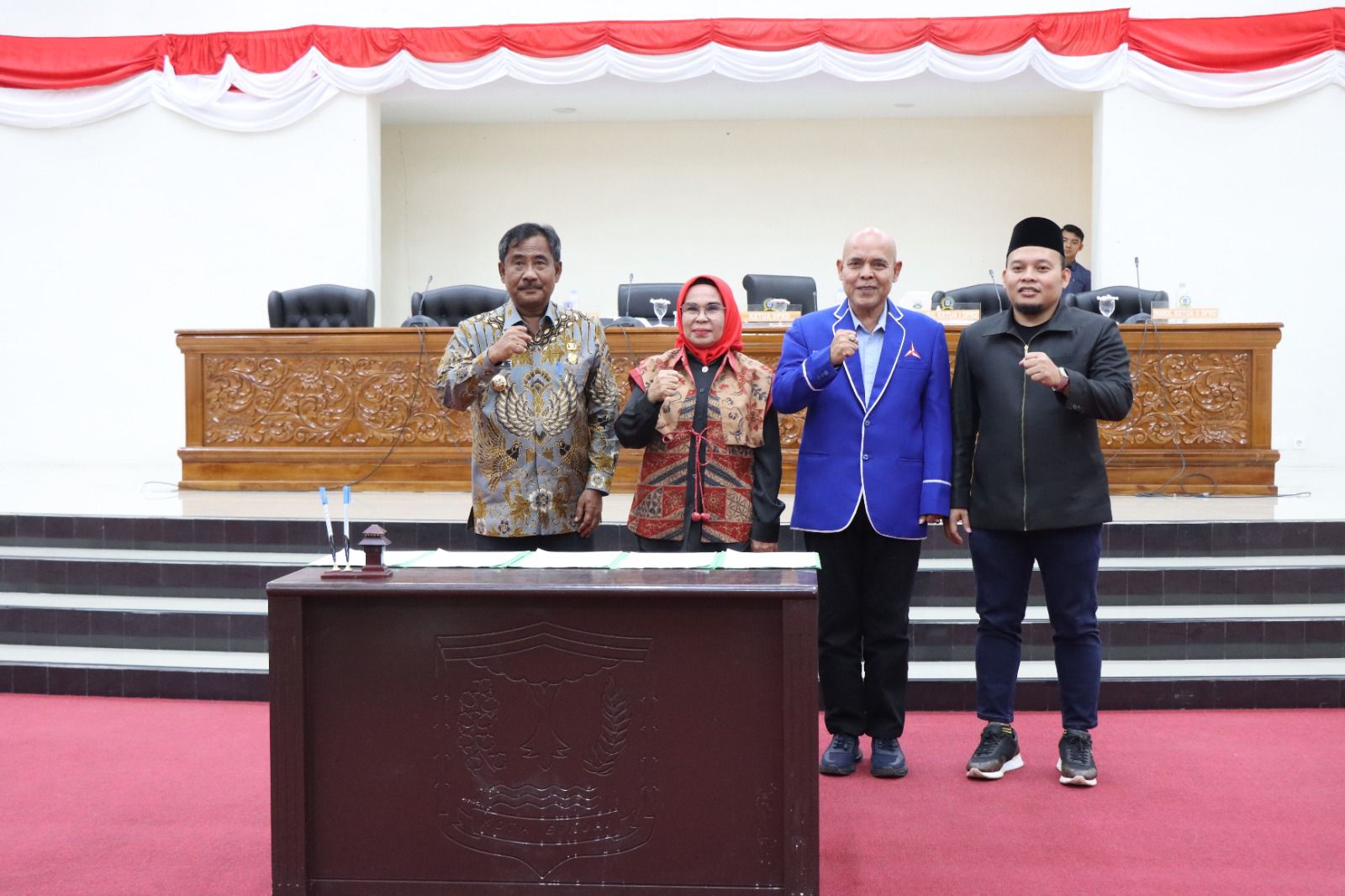 Ketua DPRD Binjai, Gusuartini br Surbakti (dua dari kiri); Wakil Ketua I, Juli Sawitma Nasution (dua dari kanan) dan Wakil Ketua II, Hairil Anwar saat foto bersama dengan Wali Kota Binjai, Amir Hamza