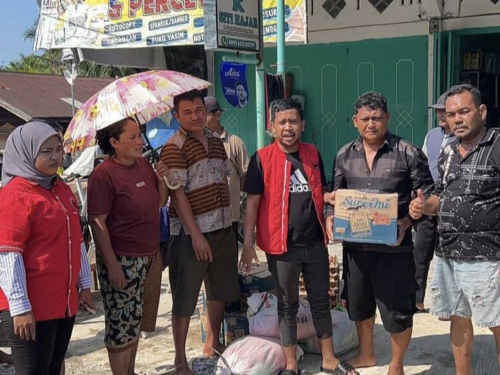 Anggota DPRD Langkat, Matthew Diemas Bastanta (tiga dari kanan) saat memberi bantuan kepada masyarakat korban banjir. (Istimewa/Sumut Pos)