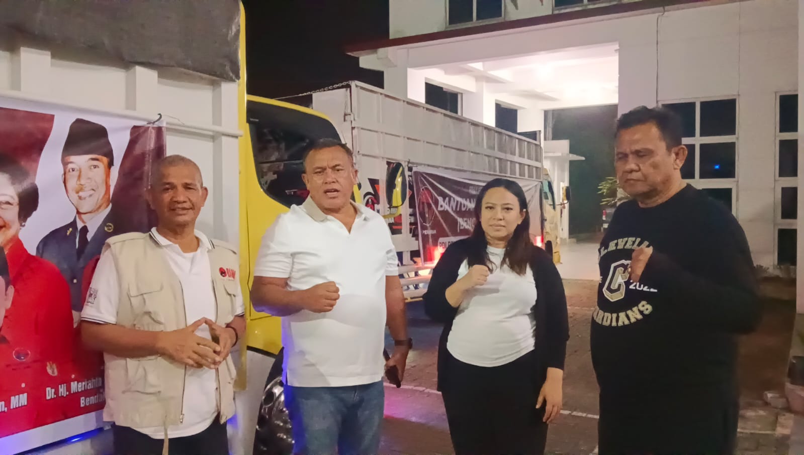Sekretaris DPD PDIP Sumut Sutarto dan pengurus lainnya saat melepas truk bantuan yang dikirim ke Sibolga dan Tapteng, Minggu (30/11/2025). (Foto: Dok DPD PDIP Sumut)