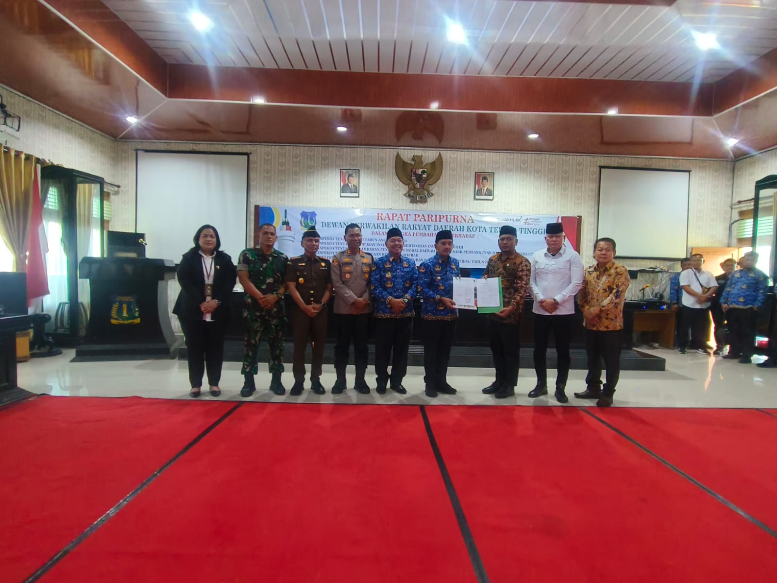 Para pimpinan DPRD bersama Walikota Tebingtinggi dan unsur Forkopimda berfoto bersama usai penandatanganan berita acara pengesahan APBD Kota Tebingtinggi Tahun Anggaran 2026. (AZAN/SUMUT POS)