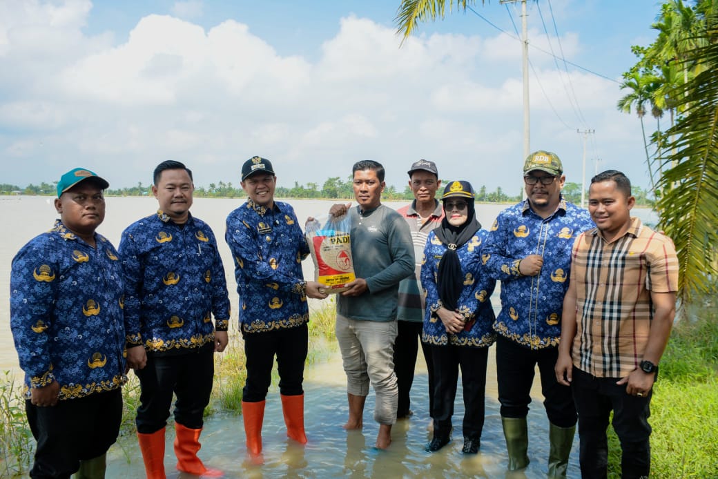 Wabup  Sergai Adlin Tambunan Saat serahkan bantuan bibit kepada petani . ( Fadly/ Sumut Pos )