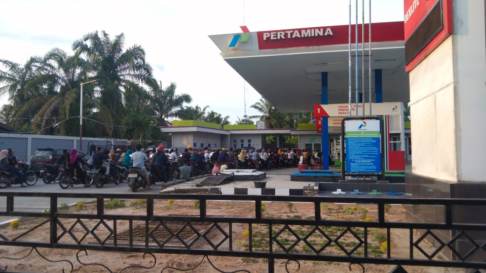 Pengendara sepeda motor dan roda empat antrean panjang untuk mengisi BBM pertalite di SPBU 14212296, Jalan Datuk Lima Puluh, Desa Pulau Sejuk, Kecamatan Datuk Lima Puluh, Selasa (2/12)
