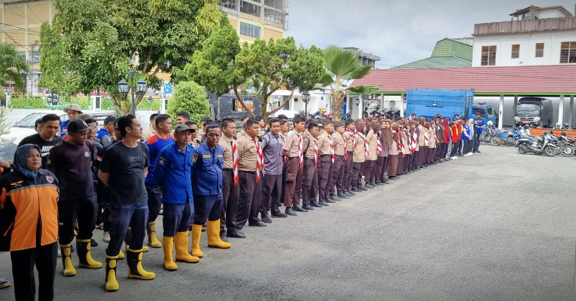 RELAWAN: Ribuan relawan Pramuka disebar di seluruh Sumatera Utara untuk membantu korban banjir dan longsor. (Dok: istimewa)