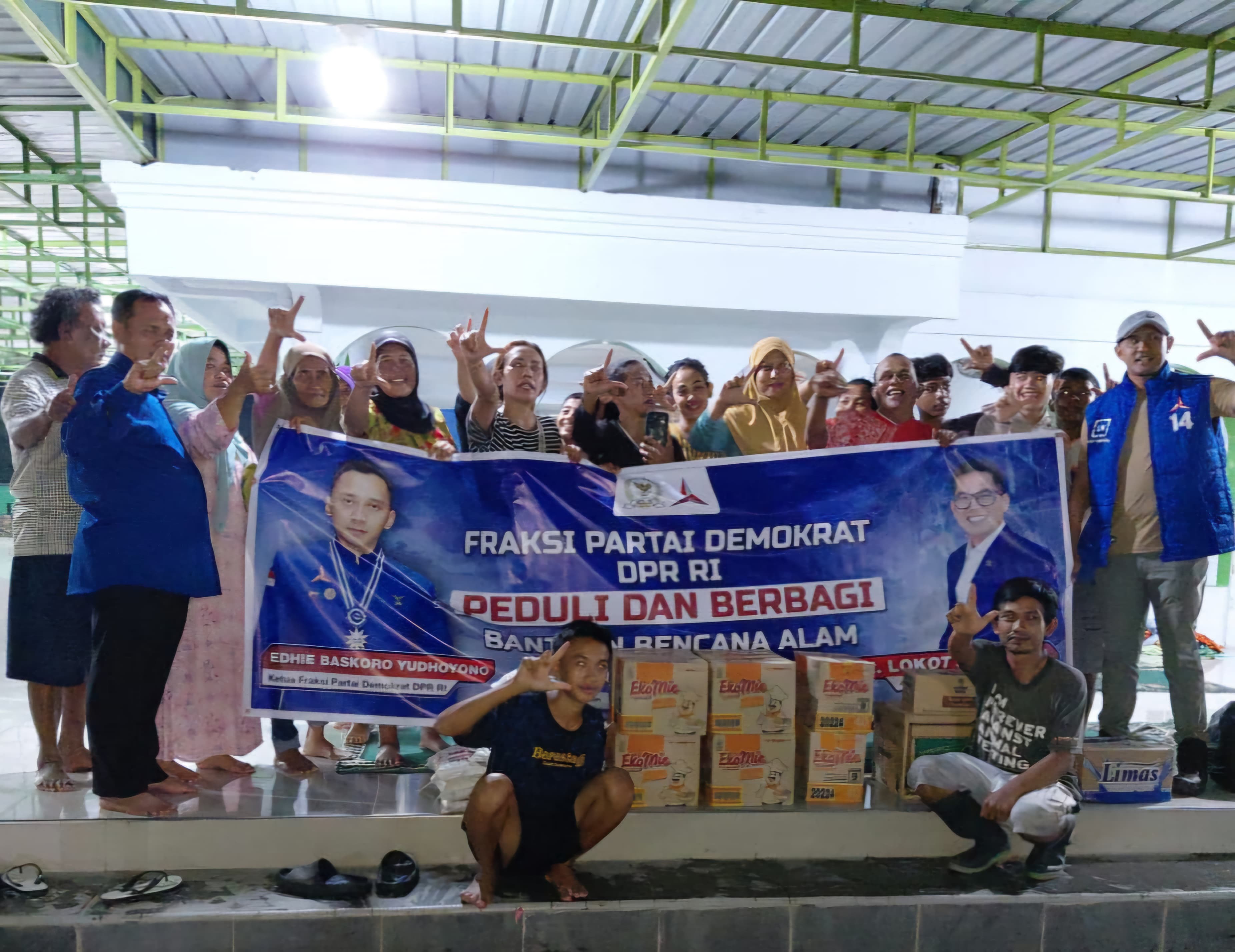 FOTO: Anggota DPRD Medan berfoto bersama warga Medan Marelan yang terdampak banjir, setelah pembagian sembako. (Dok: istimewa)