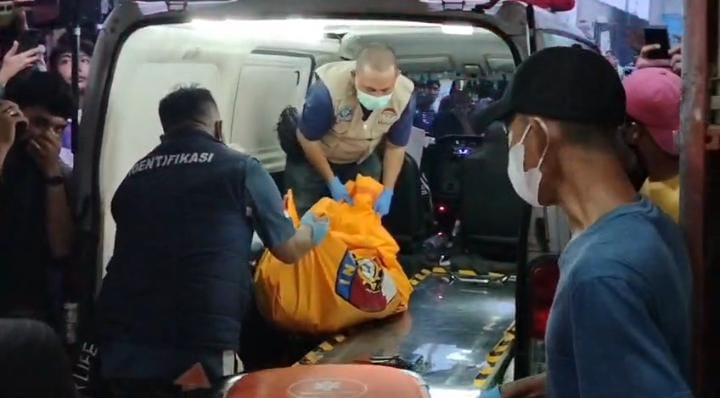 JENAZAH: Tim gabungan saat membawa jenazah satu keluarga yang sudah membusuk. Diduga keluarga ini tewas keracunan asap genset. (Dok: istimewa)
