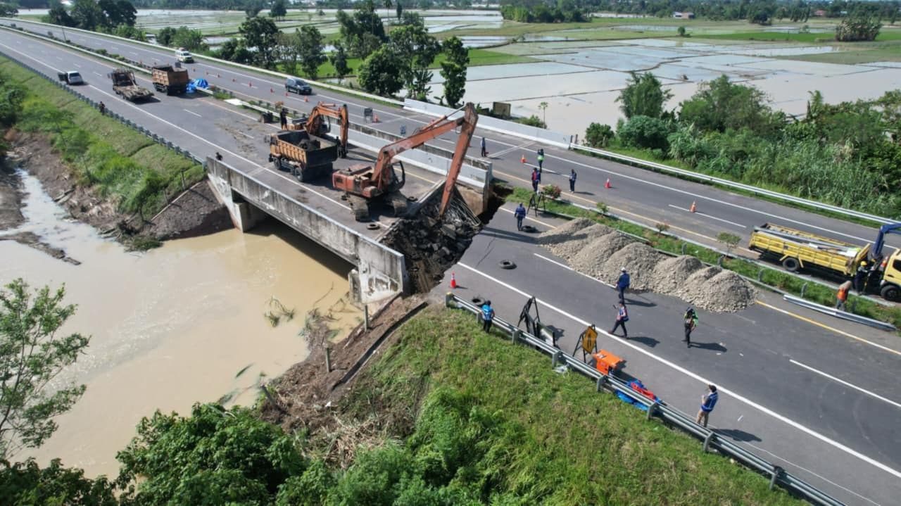 RUAS: PT Jasamarga Kualanamu Tol (JMKT) trus melakukan perbaikan Ruas Tol Medan-Kualanamu-Tebingtinggi (MKTT) yang amblas. (Dok: Jasamarga)