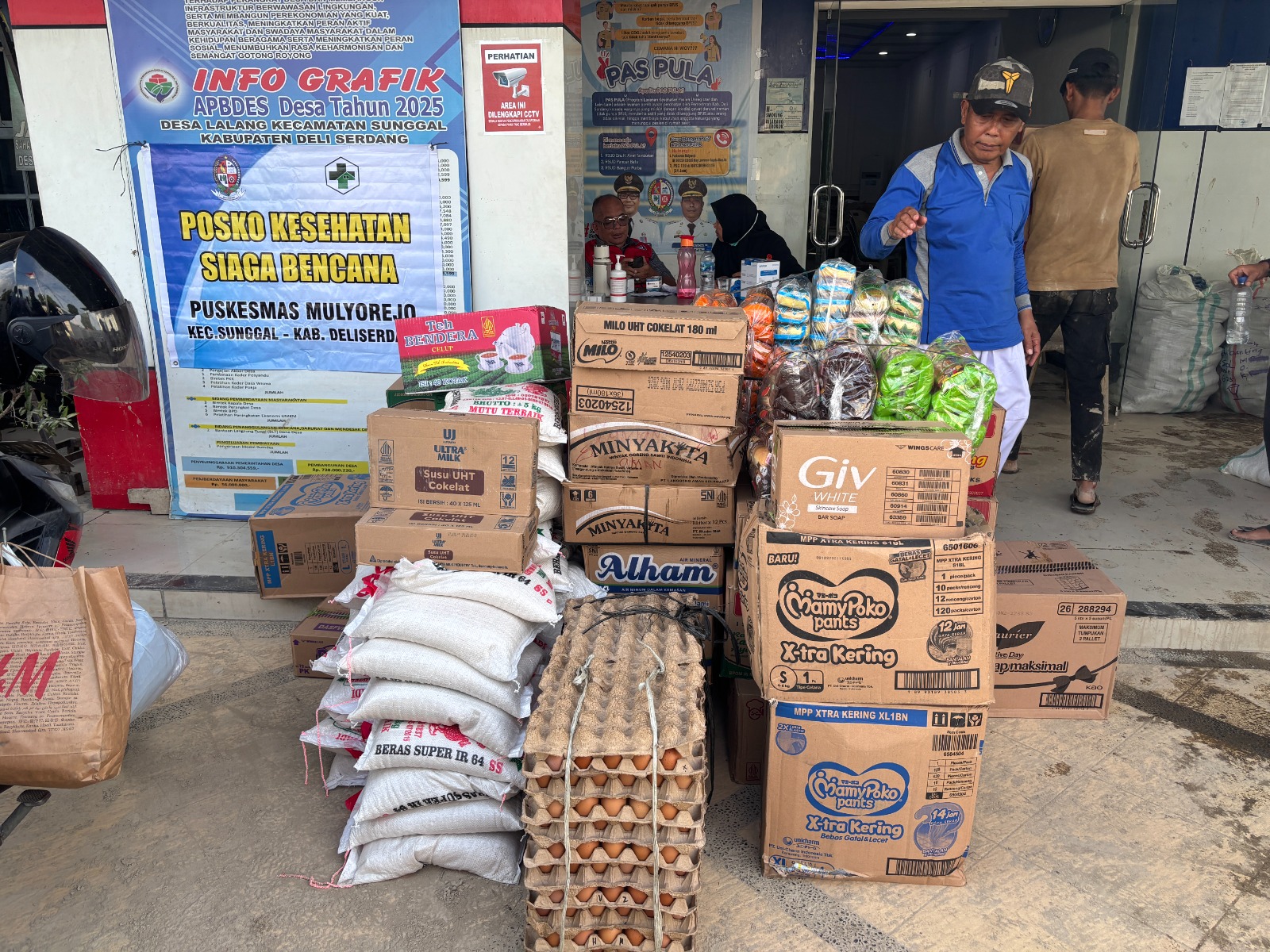 BANTUAN: Imigrasi Medan memberikan bantuan kepada warga di Desa Lalang, Kecamatan Sunggal, karena terdampan banjir. (Dok: Imigrasi Medan)