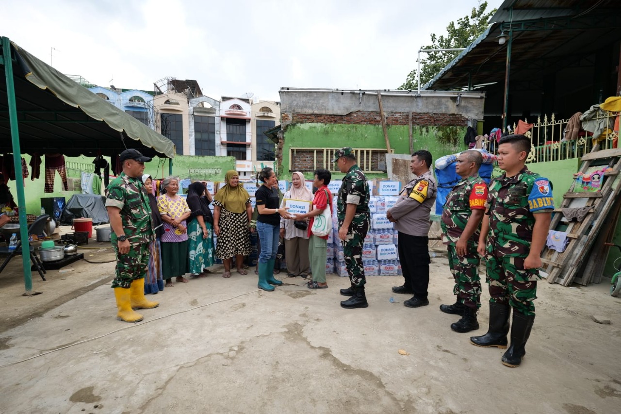 BANTUAN: EVP Corporate Communication & Social Responsibility BCA Hera F Haryn terjun langsung berikan bantuan kepadakorban banjir di Medan dan Langkat, Sumatra Utara, Senin (1/12/2025). (Dok:  BCA)