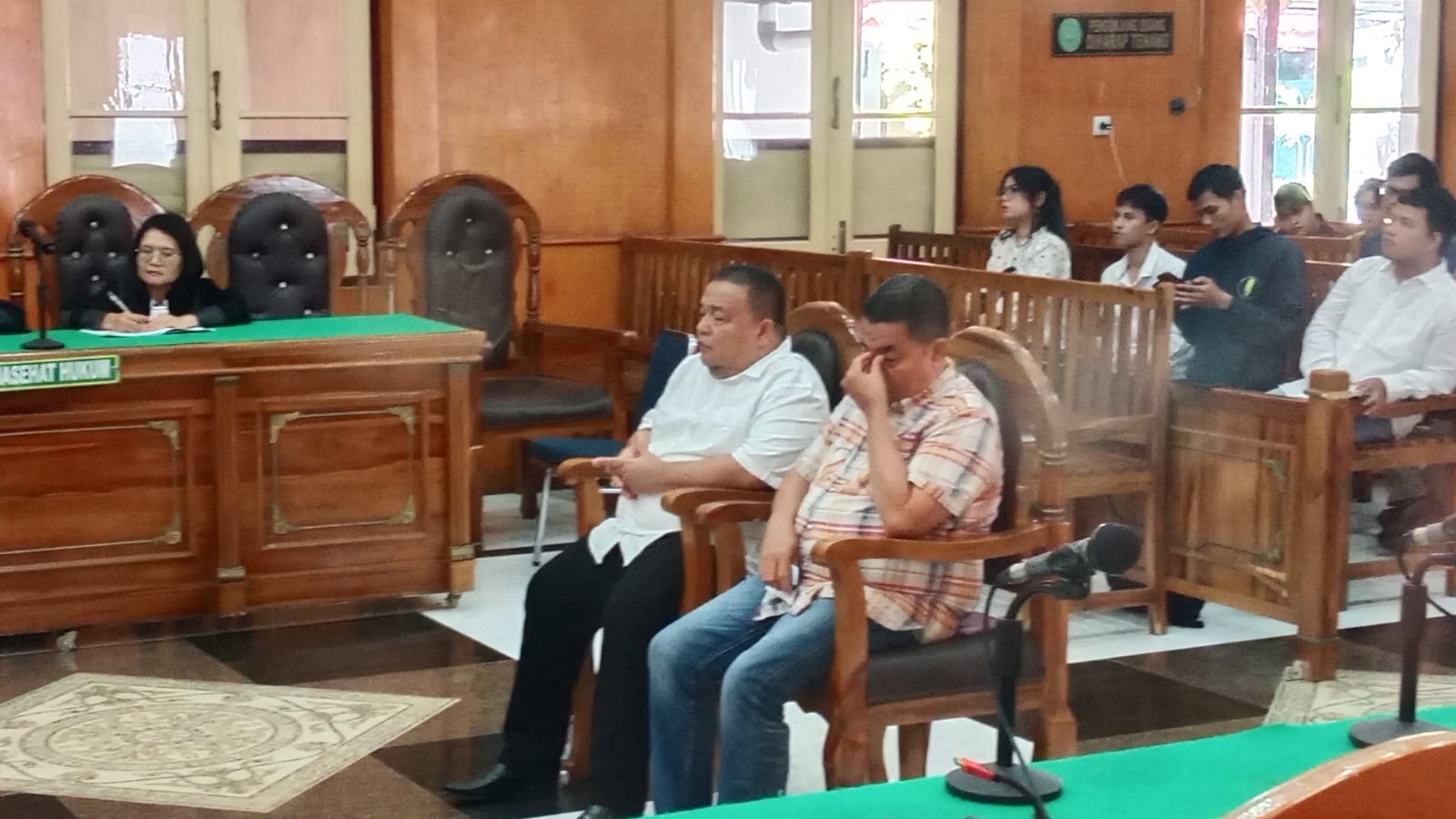 PUTUSAN: Mantan Bupati Langkat, TRP dan abang kandungnya Iskandar Peranginangin, menjalani sidang putusan di Pengadilan Tipikor Medan, Selasa (2/12) sore. (Dok: istimewa)